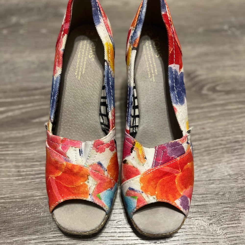 TOMS floral wedge